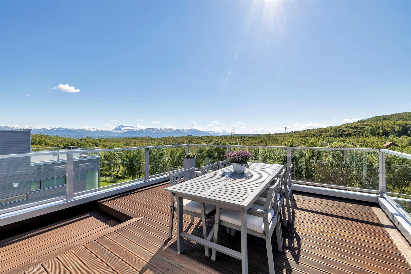 Solrik terrasse vendt mot sør med sol fra tidlig morgen til sent kveld. Galleribilde