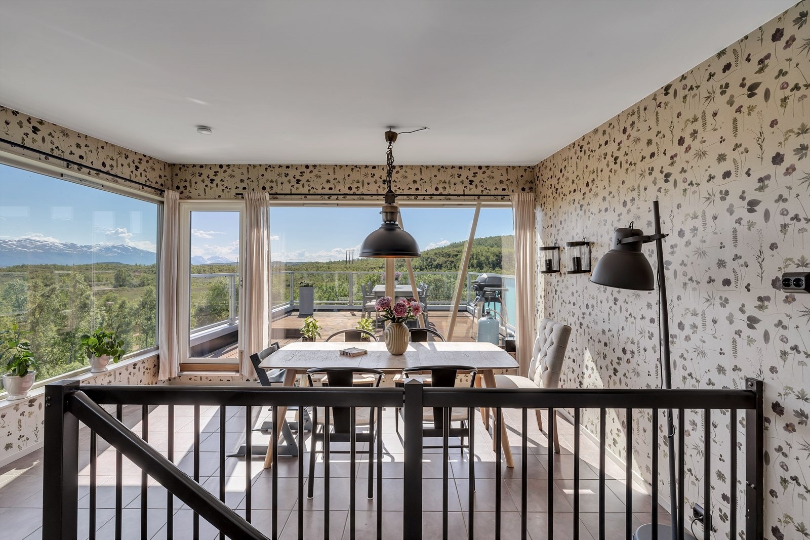 I toppetasjen har man kjøkken og spisestue med plass til stort spisebord. Utgang til solrik terrasse! Galleribilde