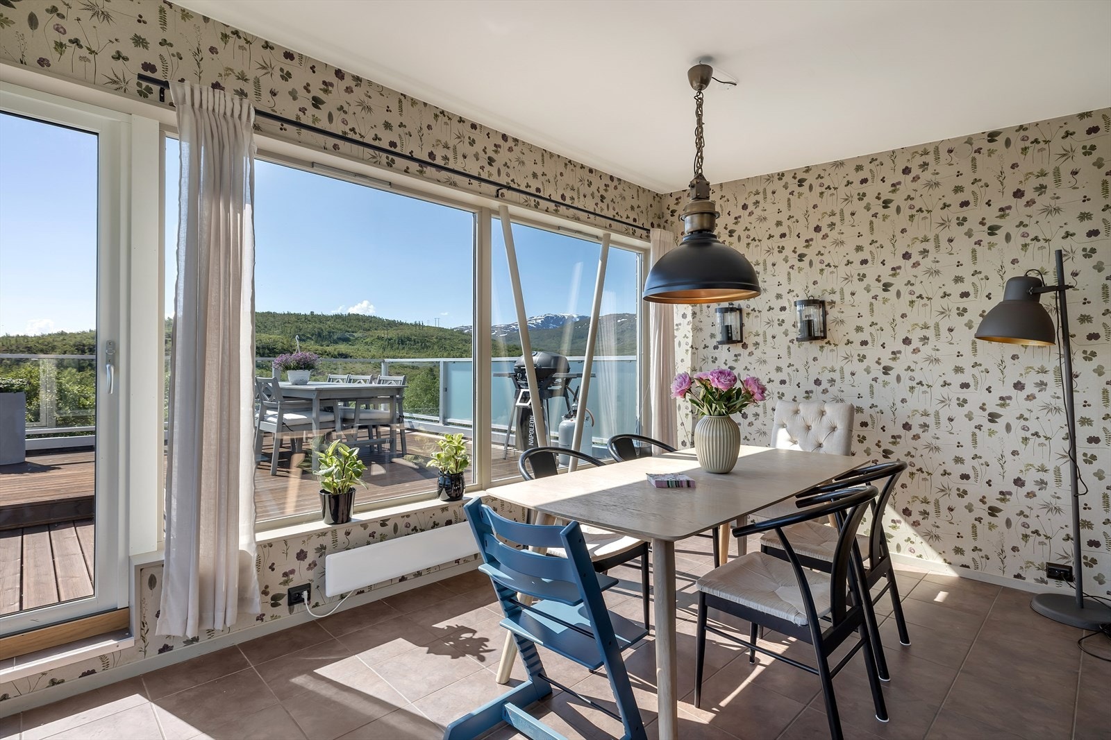 Store vindusflater slipper inn mye naturlig lys Galleribilde