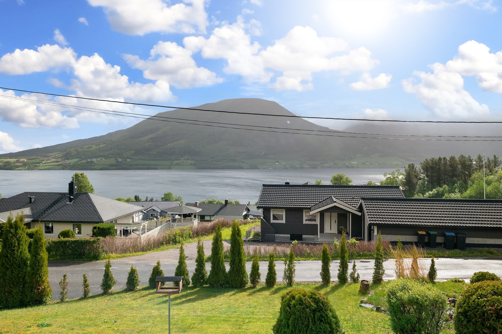 Boligen har vakker utsikt mot Tresfjorden Galleribilde