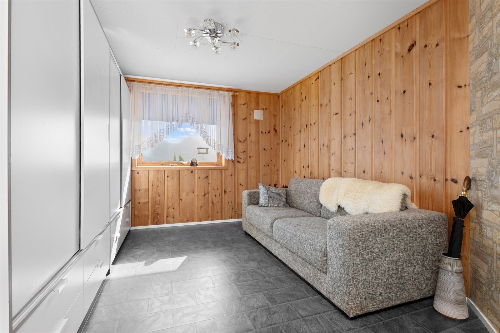 Hall/kjellerstue i underetasje med garderobeskap Galleribilde