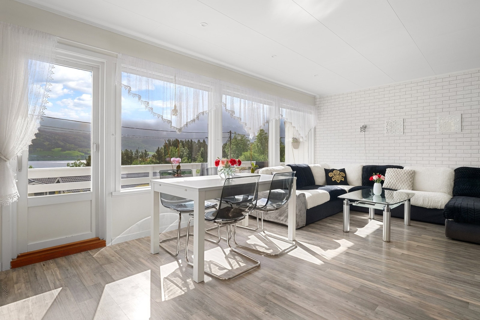Utgang til veranda på ca 18 m² Galleribilde