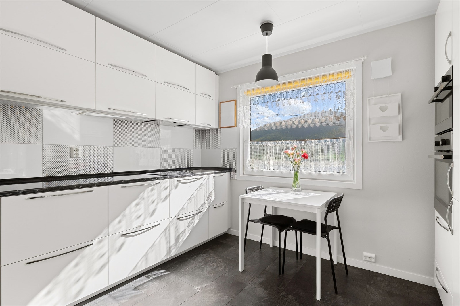Godt med skap- og benkeplass Galleribilde