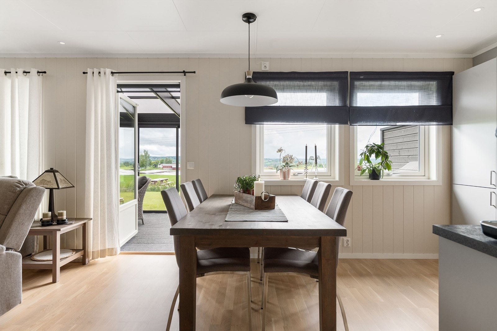 Spisestue med plass til hele familien. Galleribilde
