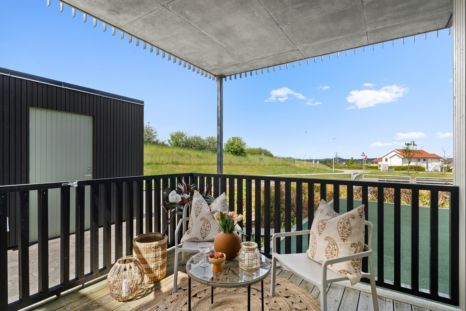 Den vestvendte og overbygde terrassen har god plass til en sittegruppe. Galleribilde