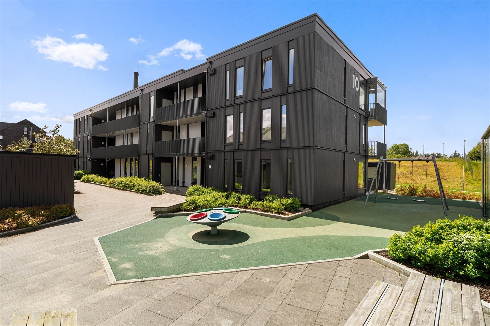 Eiendommen ligger i et barnevennlig og nyetablert boligområde på Sandved. Galleribilde