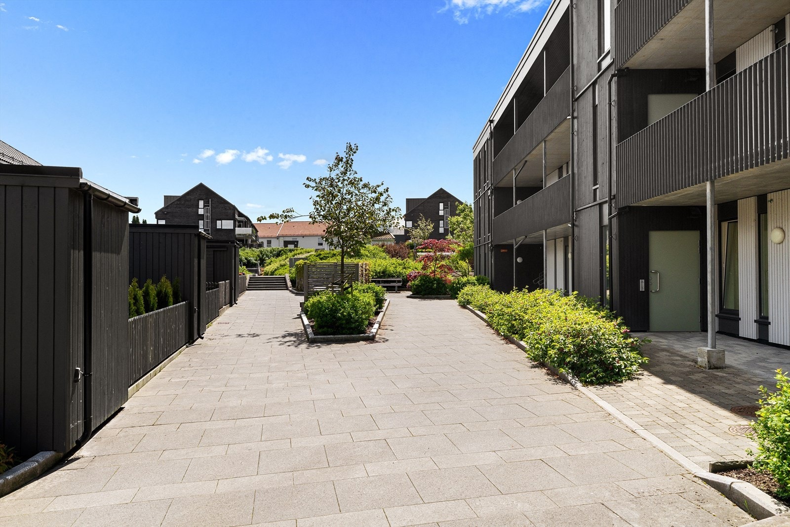 Kort vei til skoler, barnehager og gode bussforbindelser. Sykkelsti langs RV44 ligger like utenfor. Galleribilde