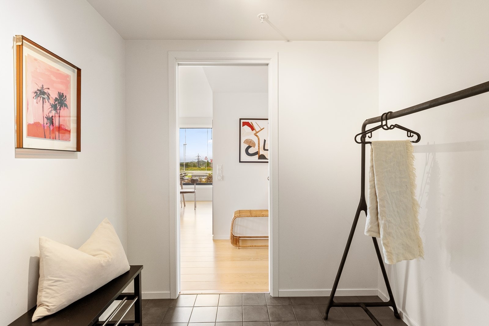 Fra entréen er det direkte innsyn til stuen og videre ut mot terrassen. Galleribilde