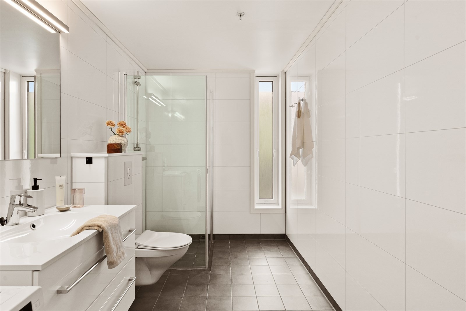 Badet har en nedsenket dusjnisje med dusjvegger i glass. Galleribilde