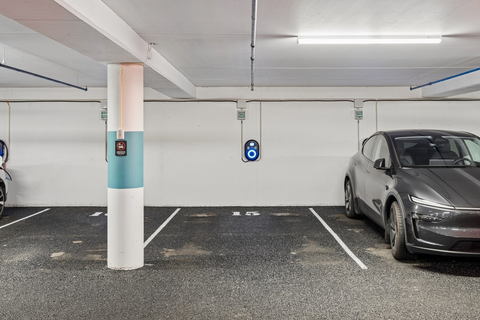 Garasjeplass med el bil lader Galleribilde
