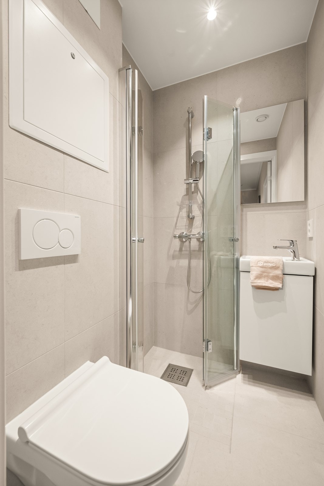 Delikat bad totaloppusset i 2026 av BOVG Bygg og Våtrom AS. Badet har tidsriktige farge- og materialvalg med 60x60 fliser, behagelig gulvvarme og downlights i himling. Galleribilde