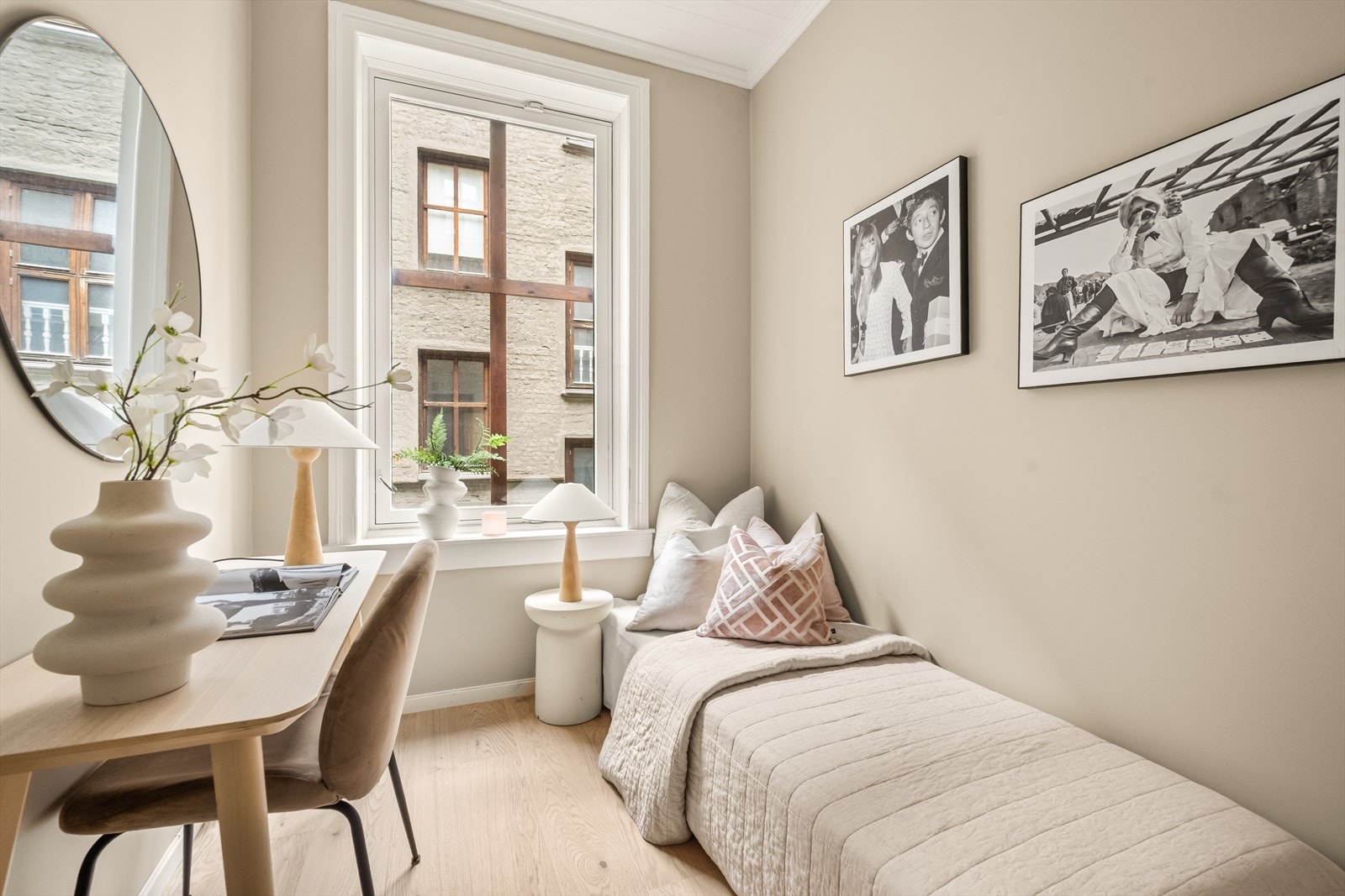 Rommet har plass til seng, skrivepult og skap/kommode. Galleribilde