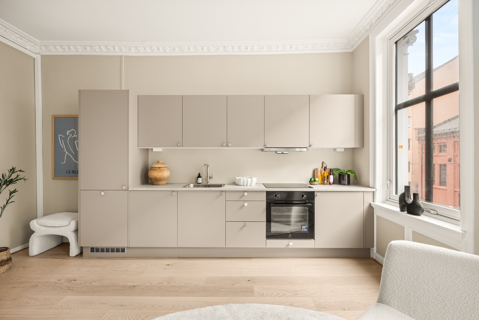Moderne og rålekkert HTH-kjøkken fra 2026. Tidsriktig kjøkken med slette, glatte fronter og benkeplate i laminat. Galleribilde