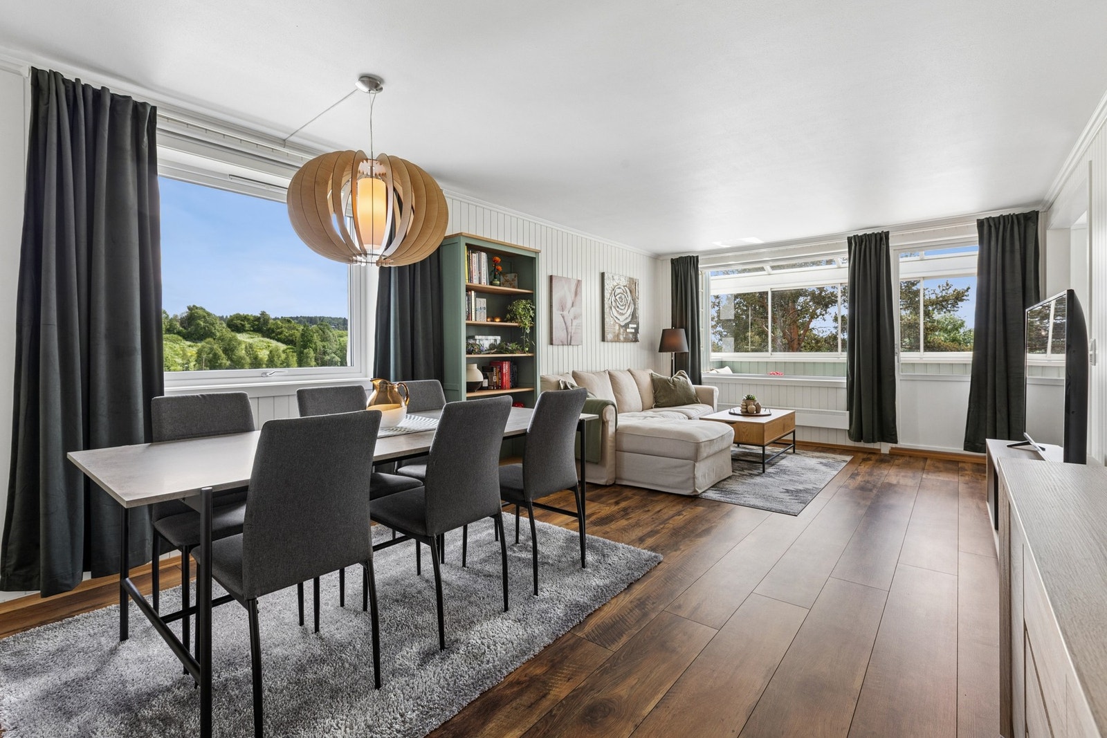 Stuen er lys, romslig og sosial med god plass til både sofagruppe og spisebord. Galleribilde