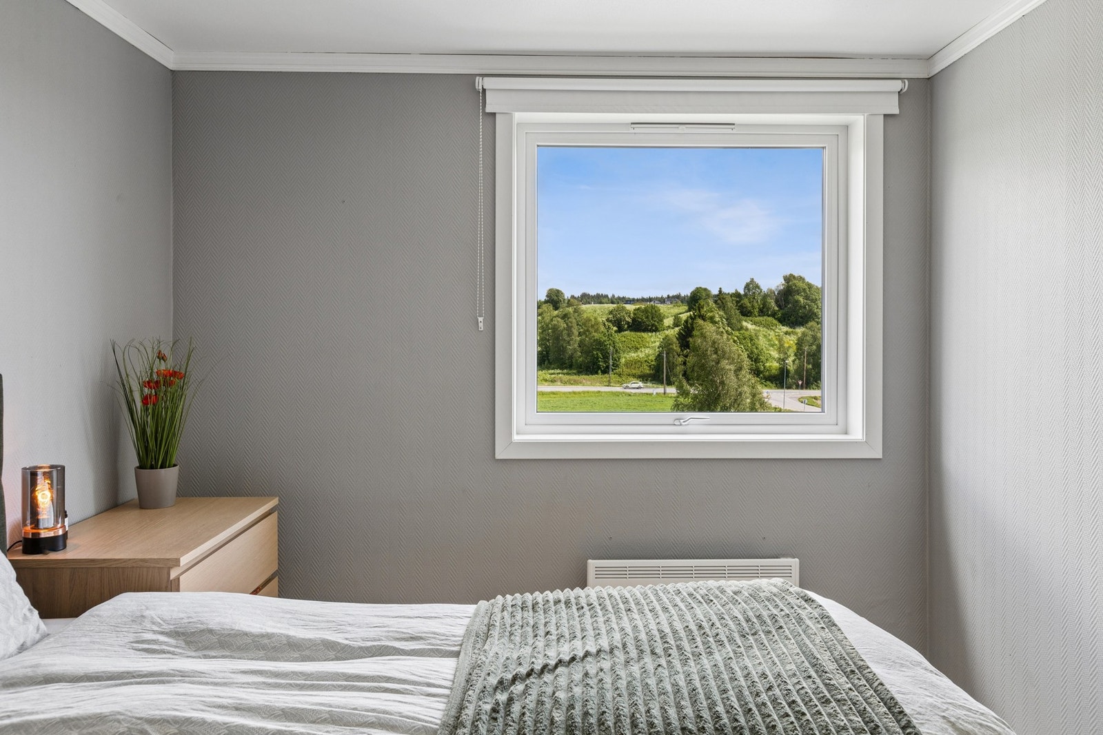 Hovedsoverom med plass til dobbeltseng, nattbord og garderobe. Galleribilde