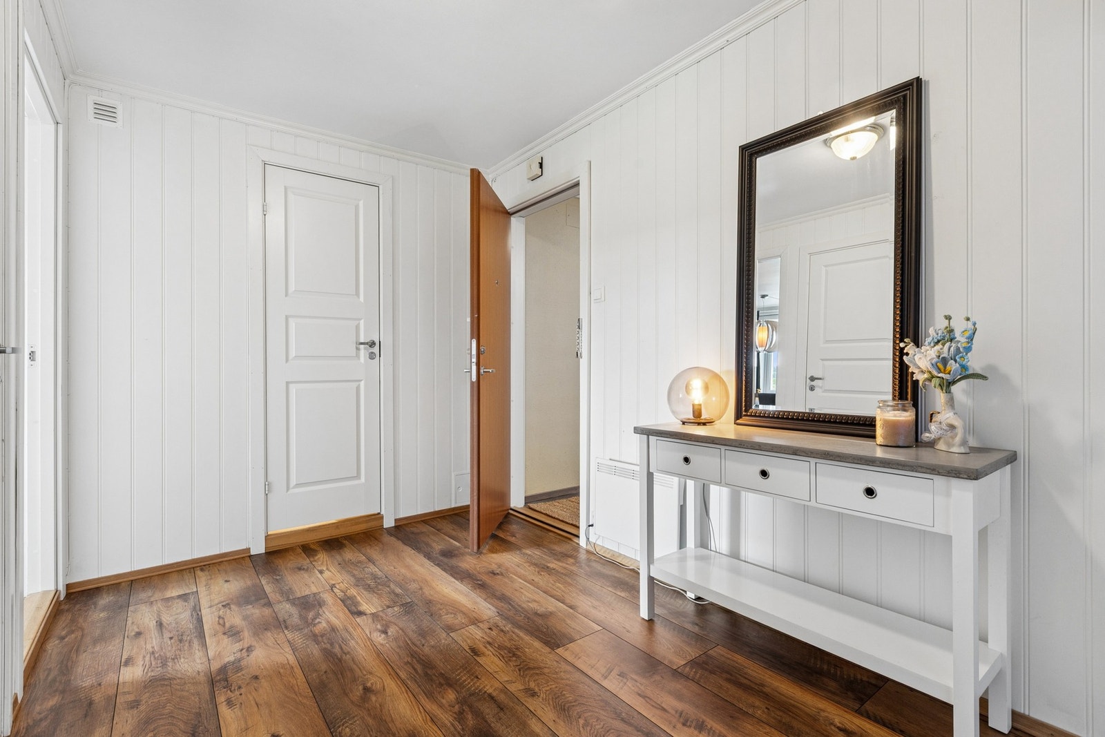 Her er det plass til garderobeløsning, skoskap og øvrig entrémøblement. Galleribilde