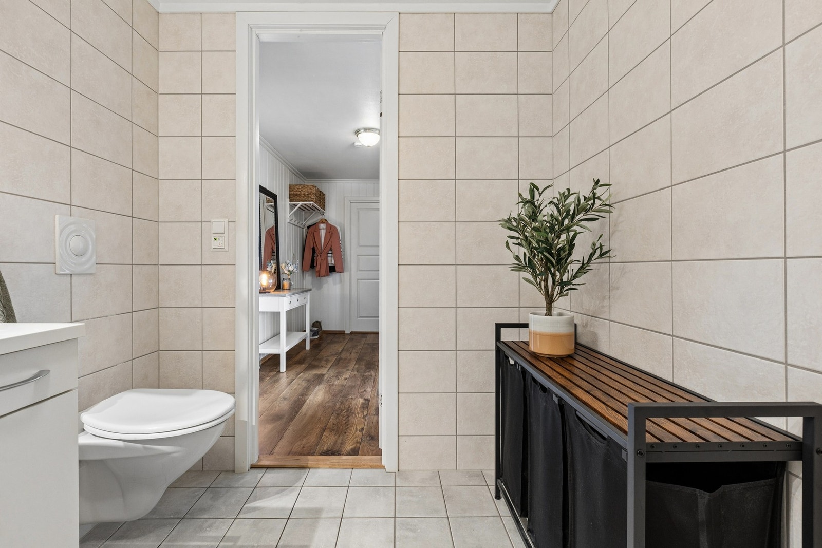 Det er god plass til både hverdagsbruk og oppbevaring, og rommet fremstår lyst og ryddig. Galleribilde