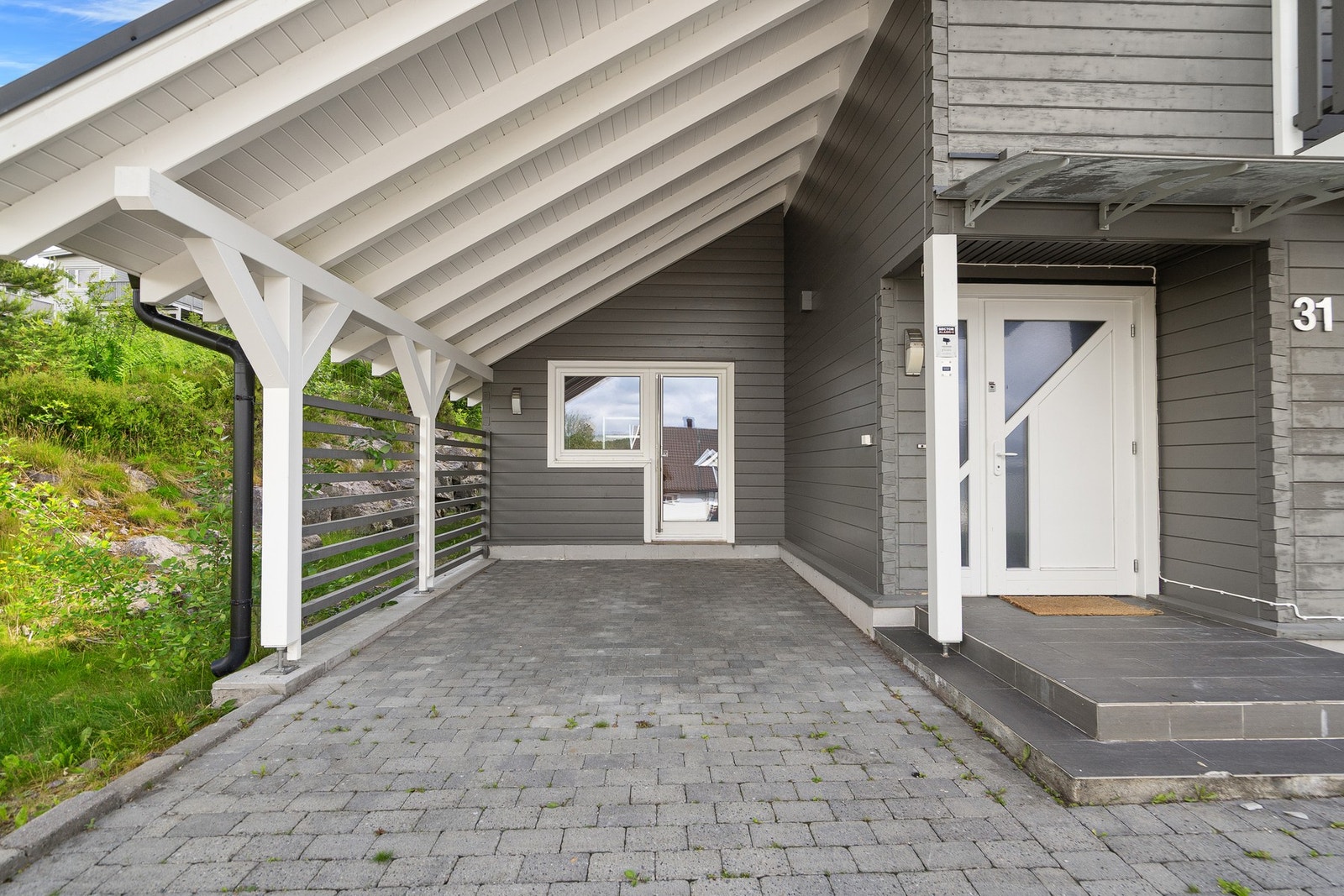 Carport med bod bak Galleribilde