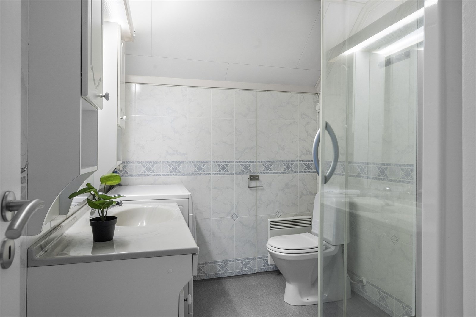 Badet ble oppgradert av tidligere eier i 2002 - Fremstår som meget velholdt. Galleribilde