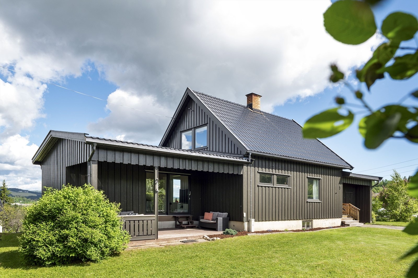 En koselig og velholdt bolig som sist ble malt i 2023. Det er også nyere taktekking på begge tilbygg. Galleribilde