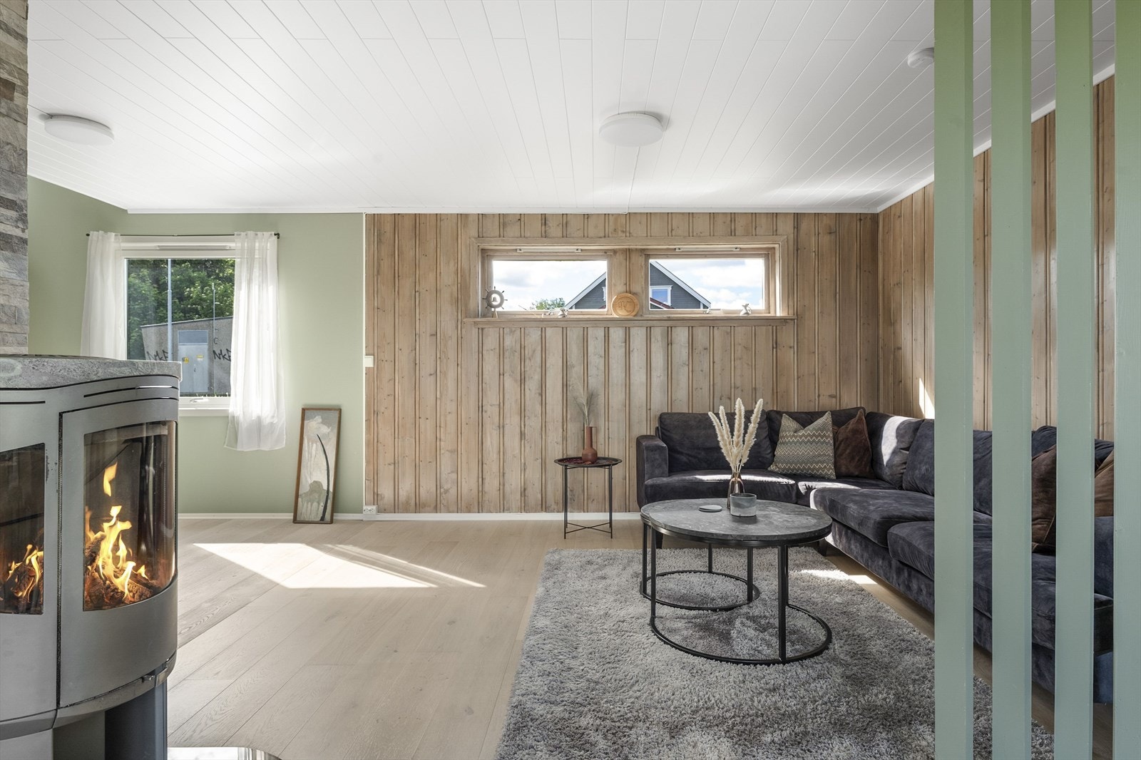 Dagens sofaavdeling ligger innenfor spisestuen. Galleribilde