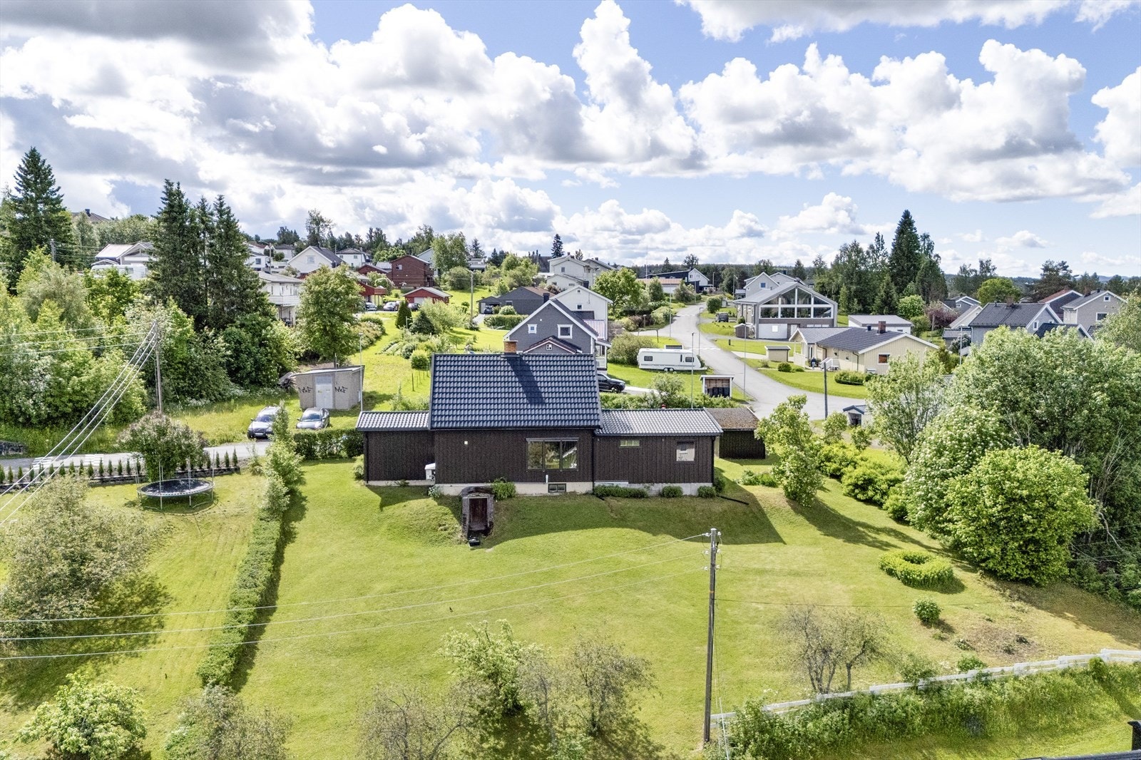 Boligen har en stor tomt som både gir muligheter for boltreplass og videre utvikling. Galleribilde
