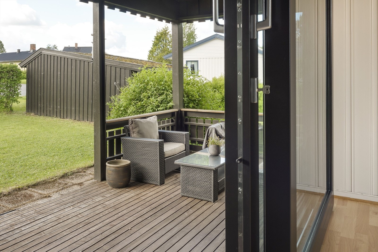 Fra denne stuen er det utgang til overbygd veranda og direkte tilgang på hagen. Galleribilde