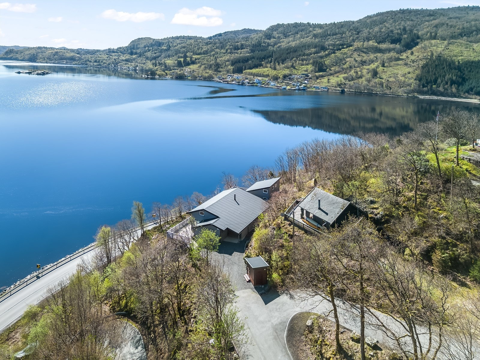 Eiendommen ligger i et skrånende terreng med utsikt over fjorden. Galleribilde