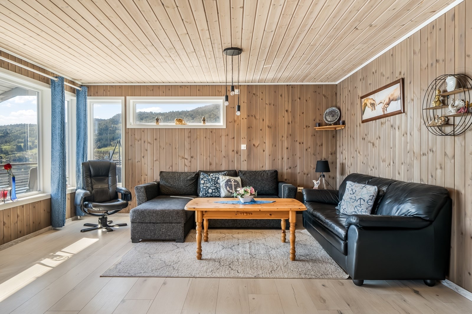 Gjennomgående laminatgulv og trepanel på vegger og i himling. Galleribilde