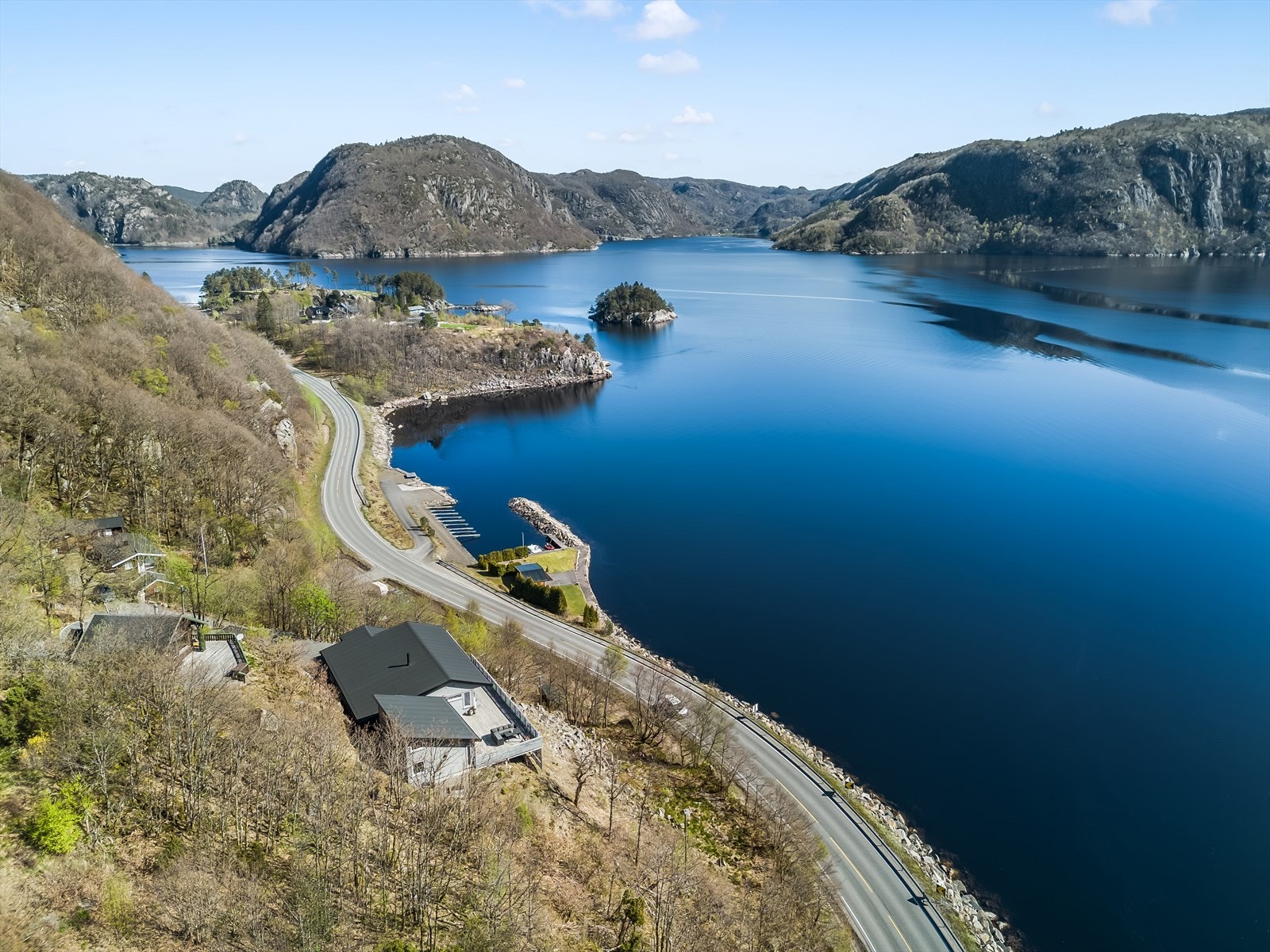 Hytta ligger på Hesnesodden i Åptafjorden, med vei helt frem. Galleribilde