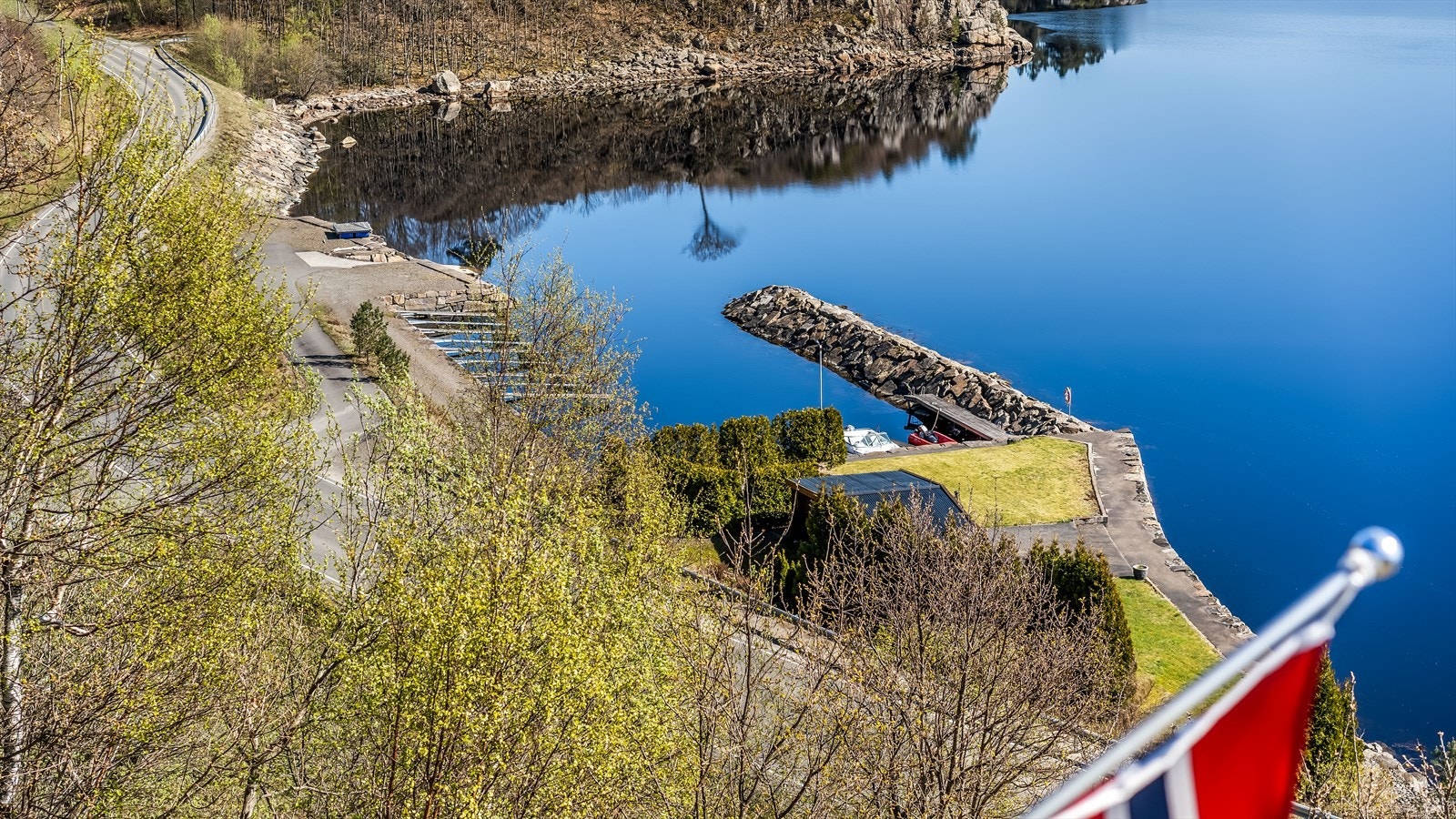 Et blikk ned mot båthavnen hvor eiendommens to båtplasser ligger. Galleribilde