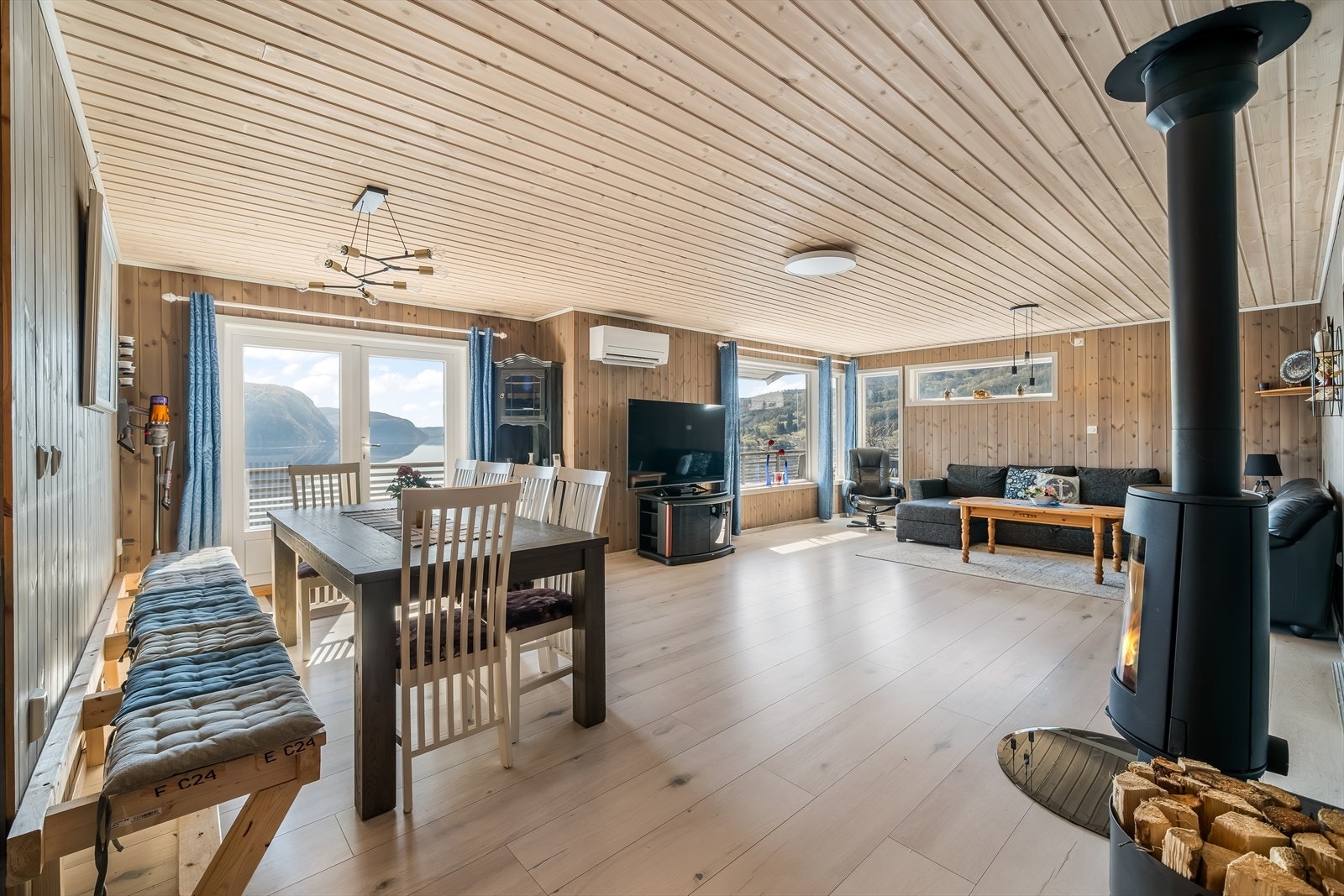 Stuen er romslig med plass til både sofagruppe og spisebord. Galleribilde