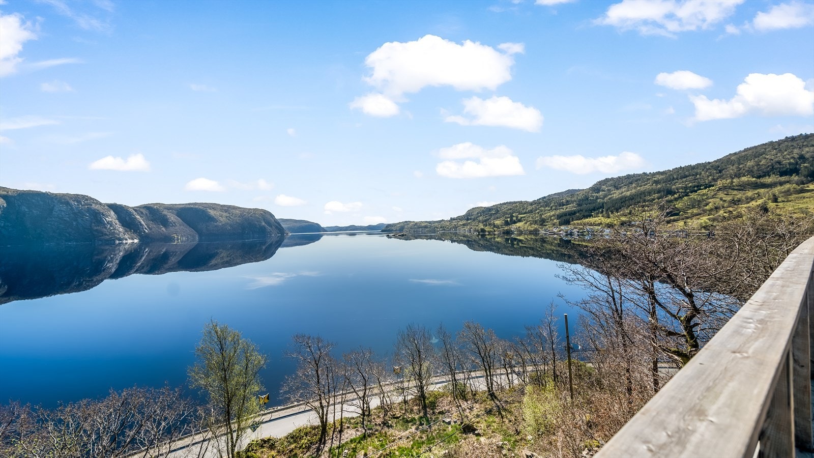 Utsikten fra eiendommen er vid og upåklagelig. Galleribilde