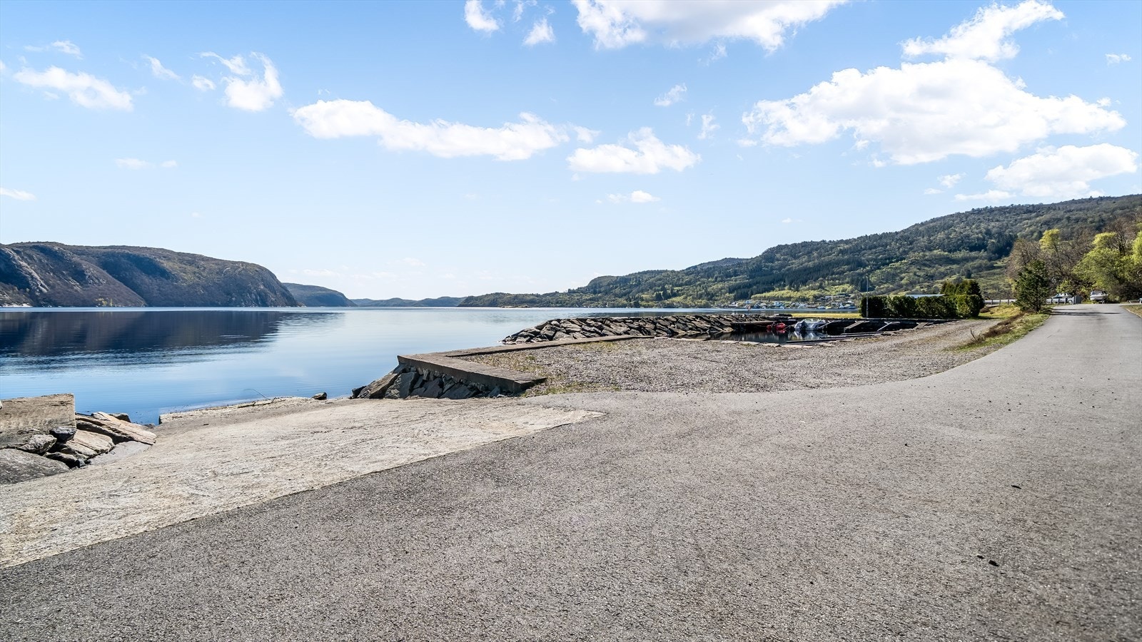 Kort vei ned til sjøen og båtplassene. Galleribilde