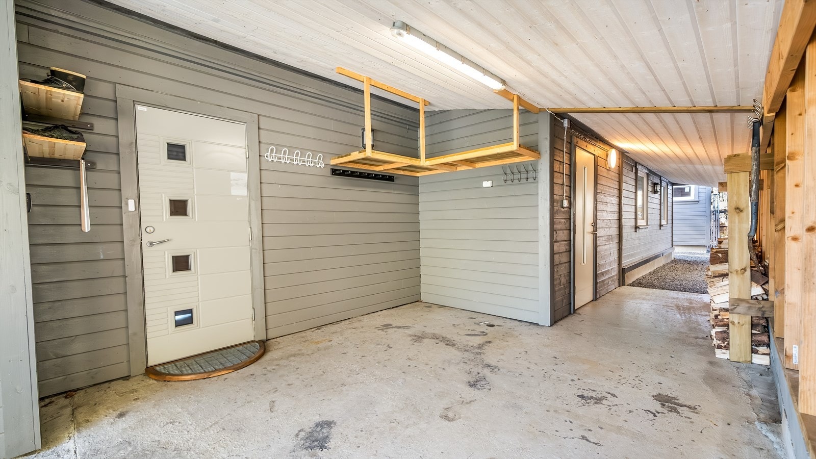 Carporten gir overbygget adkomst til både hovedinngang og bod. Galleribilde