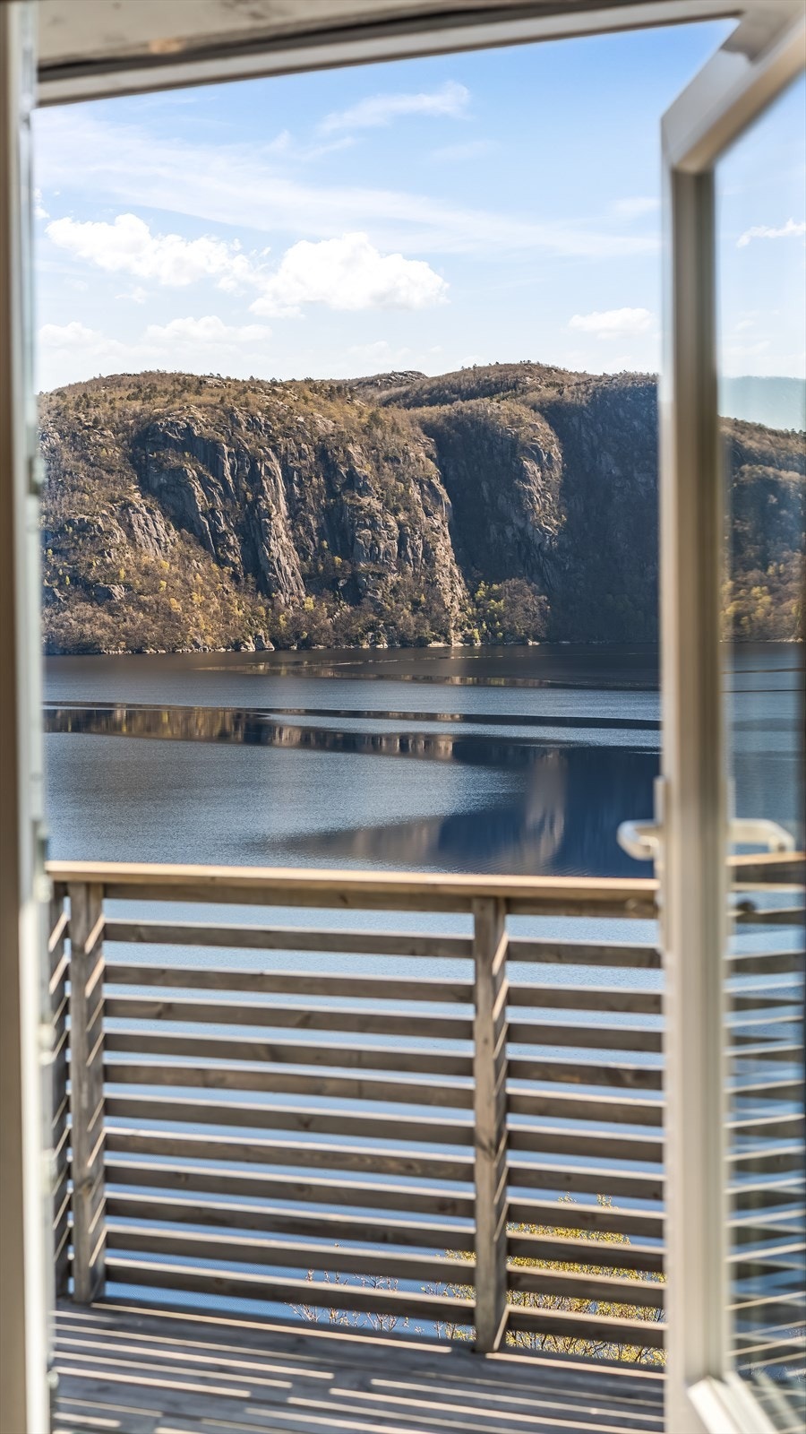 Nyt utsikten og roen fra terrassen. Galleribilde