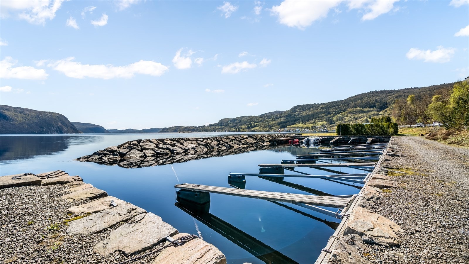 Båthavnen ligger lunt og skjermet til. Galleribilde
