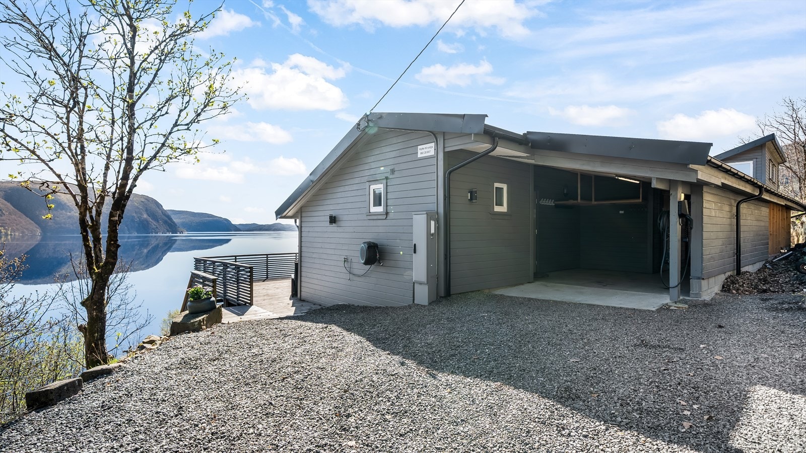 Eiendommen har adkomst via privat vei og parkering i carport. Galleribilde