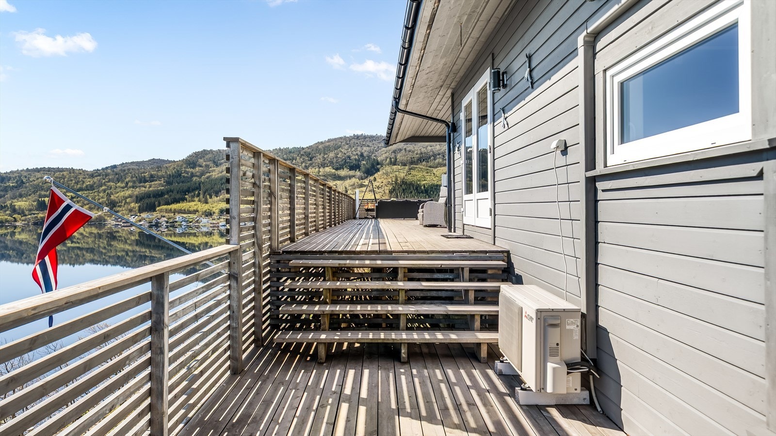 Rekkverket i tre rammer inn uteområdet. Galleribilde
