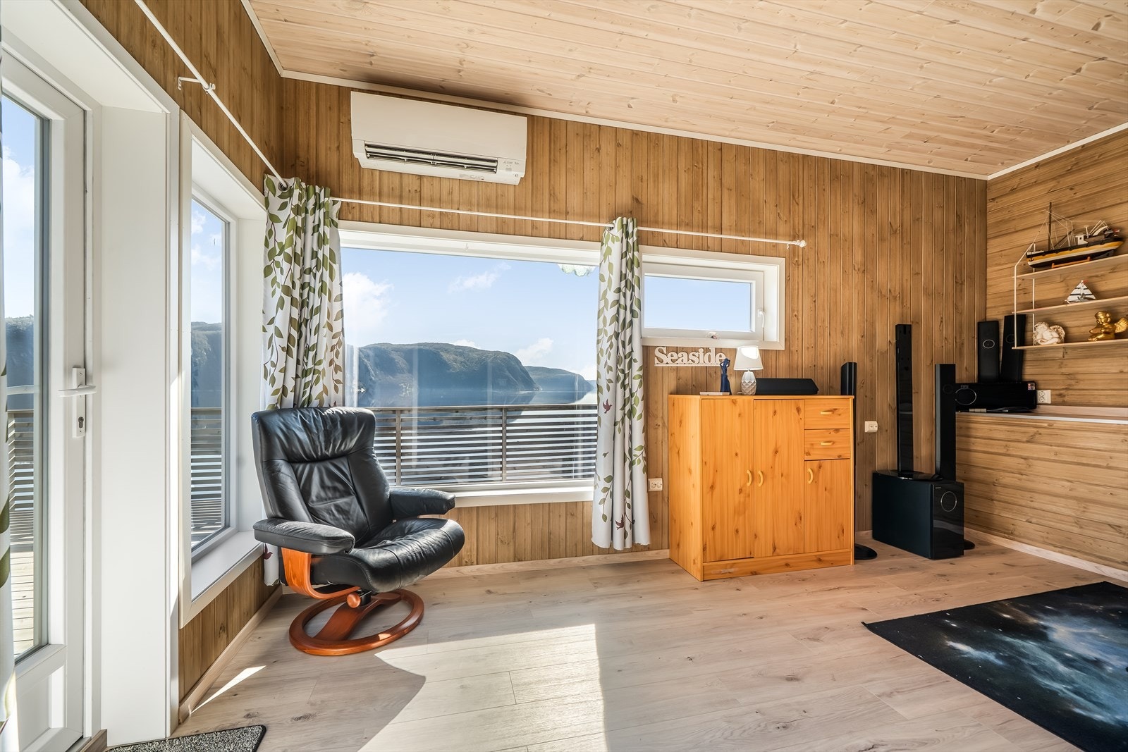 Hytta har en ekstra stue, eller "man-cave", med egen varmepumpe fra 2021. Galleribilde