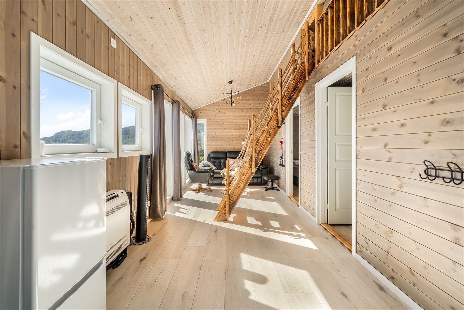 Trappen opp til hemsen har vanger, trinn og rekkverk av tre. Galleribilde