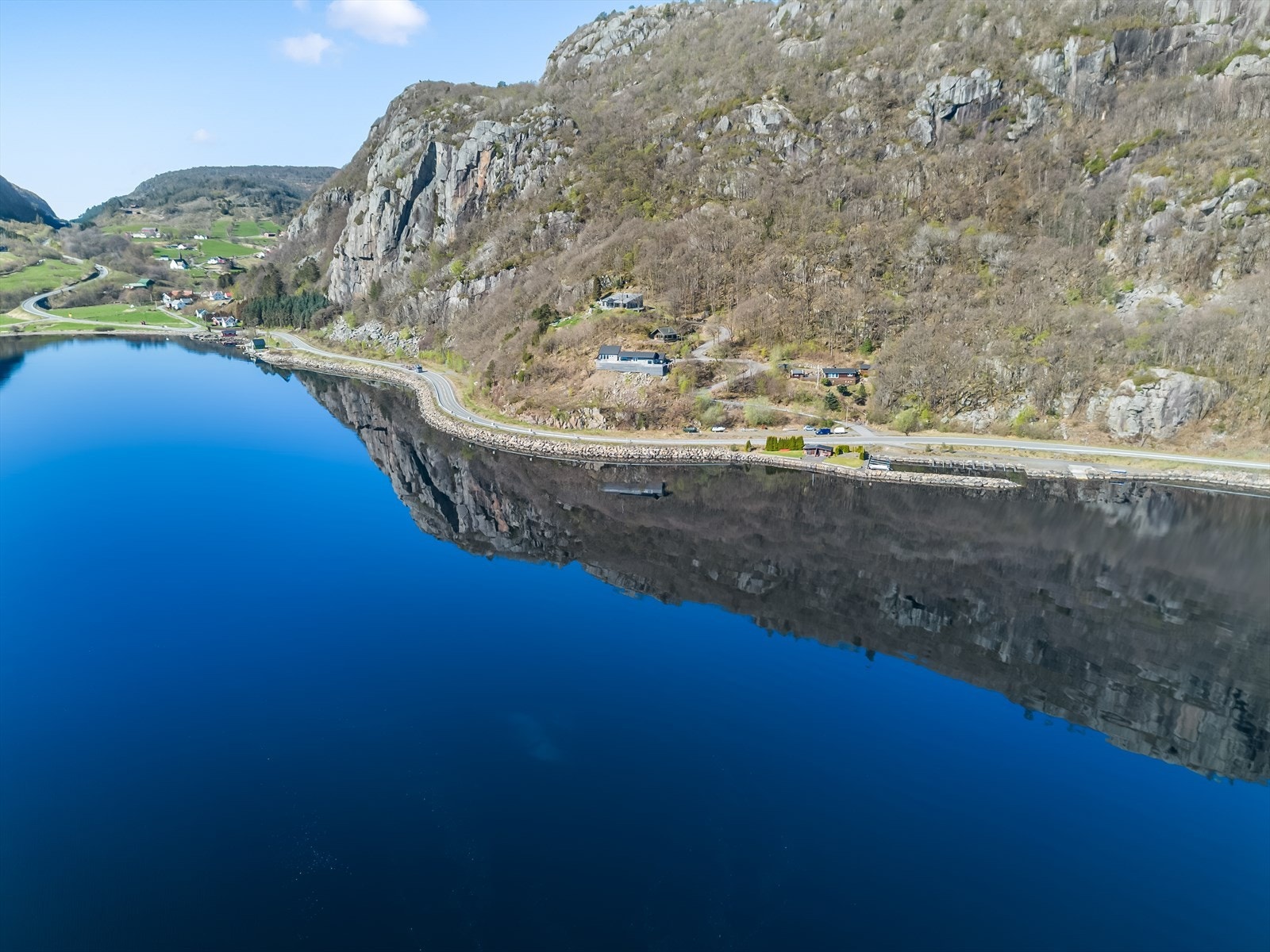 Området byr på flott natur og umiddelbar nærhet til sjøen. Galleribilde