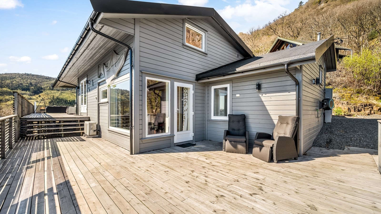 Utsikt fra terrassen mot fjorden og det omkringliggende landskapet. Galleribilde