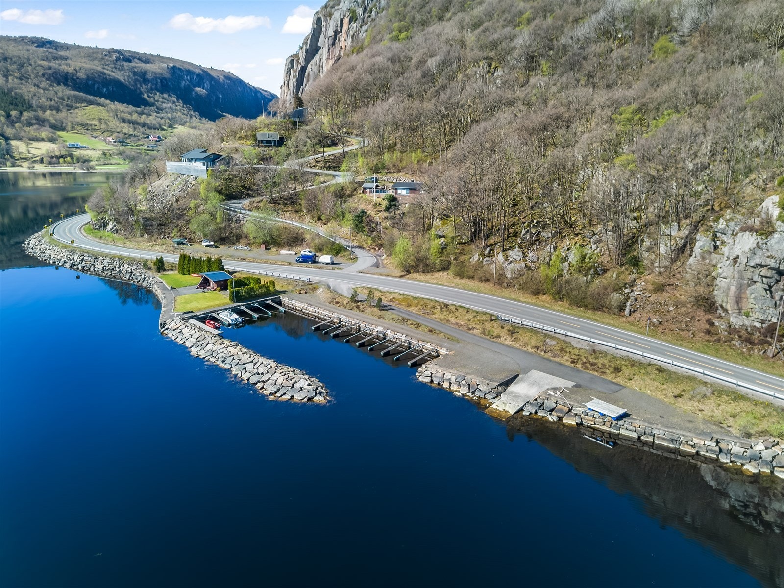 Eiendommen inkluderer to båtplasser i en lun havn, kun en kort spasertur unna. Galleribilde