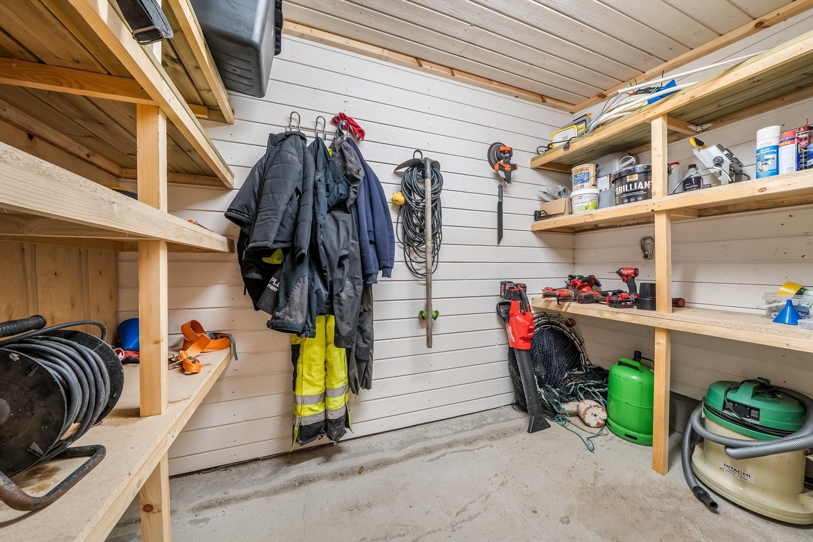 Utvendig bod under carporten gir god lagringsplass for verktøy og utstyr. Galleribilde