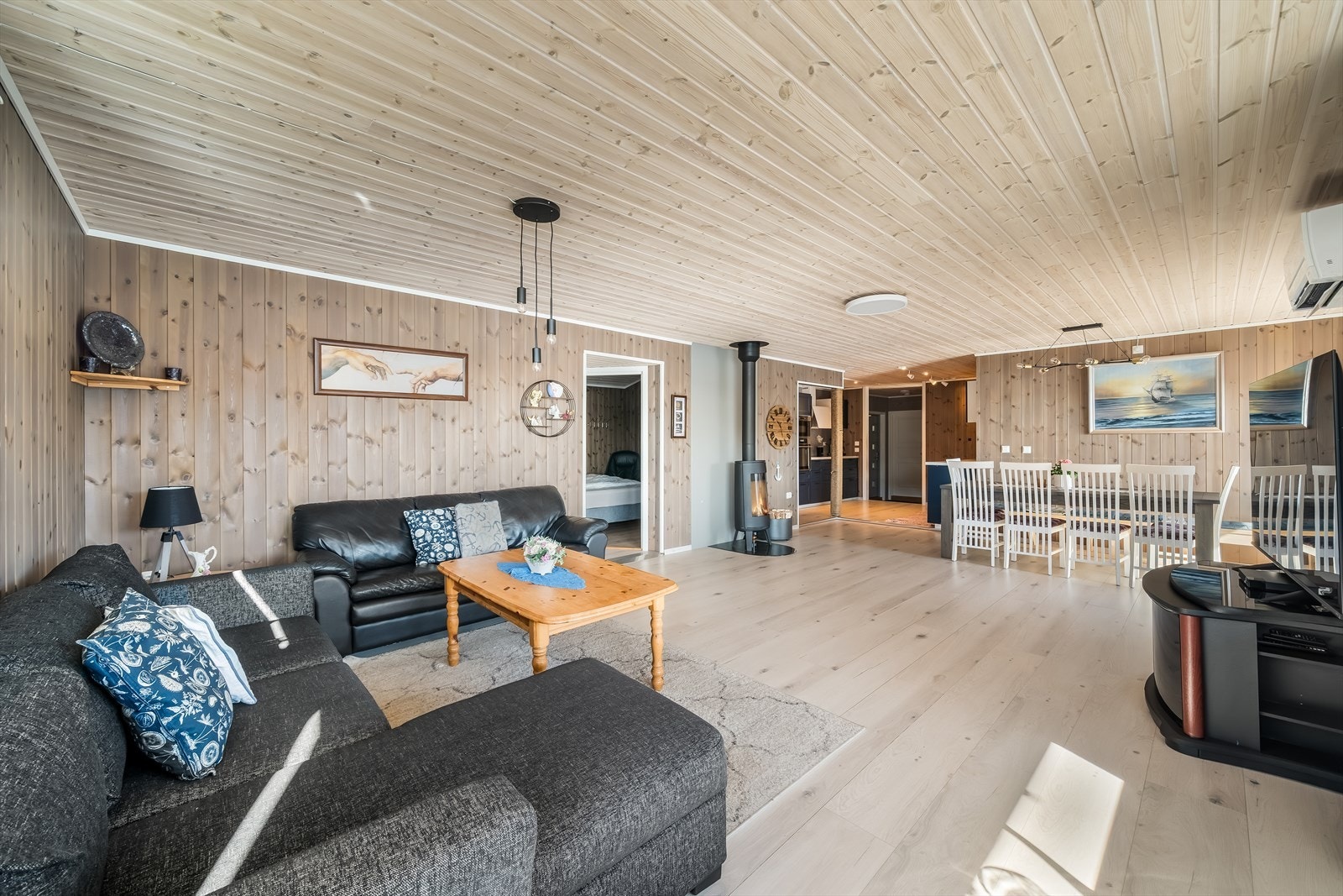 Den åpne planløsningen skaper en sosial og luftig atmosfære. Galleribilde