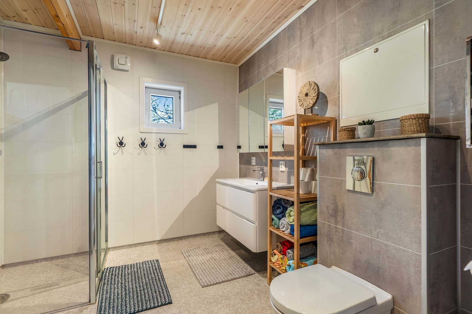 Badet er fra 2021 og har elektriske varmekabler i gulvet for økt komfort. Galleribilde