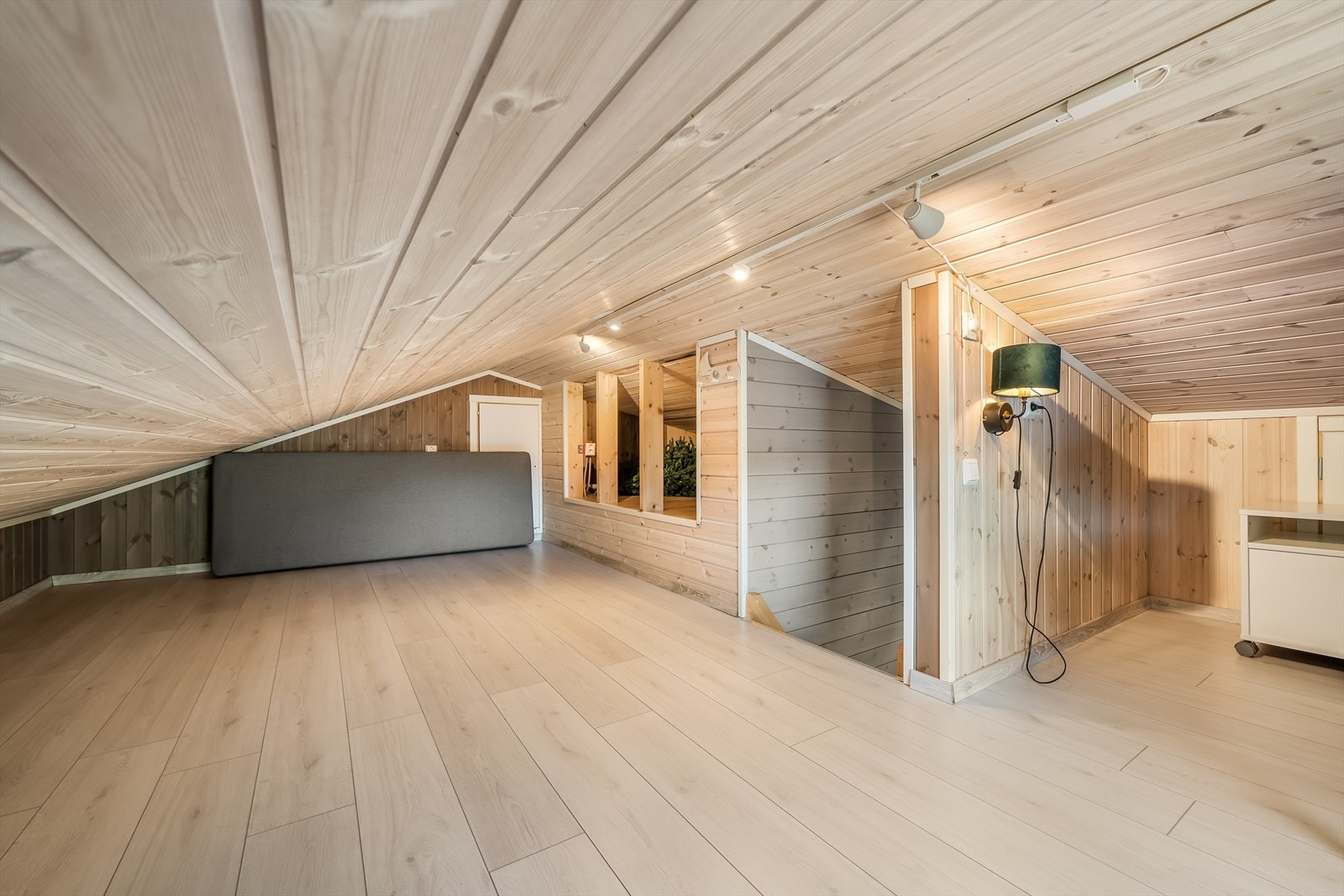 Hemsen er innredet som lekerom og har panelbord og lister. Galleribilde
