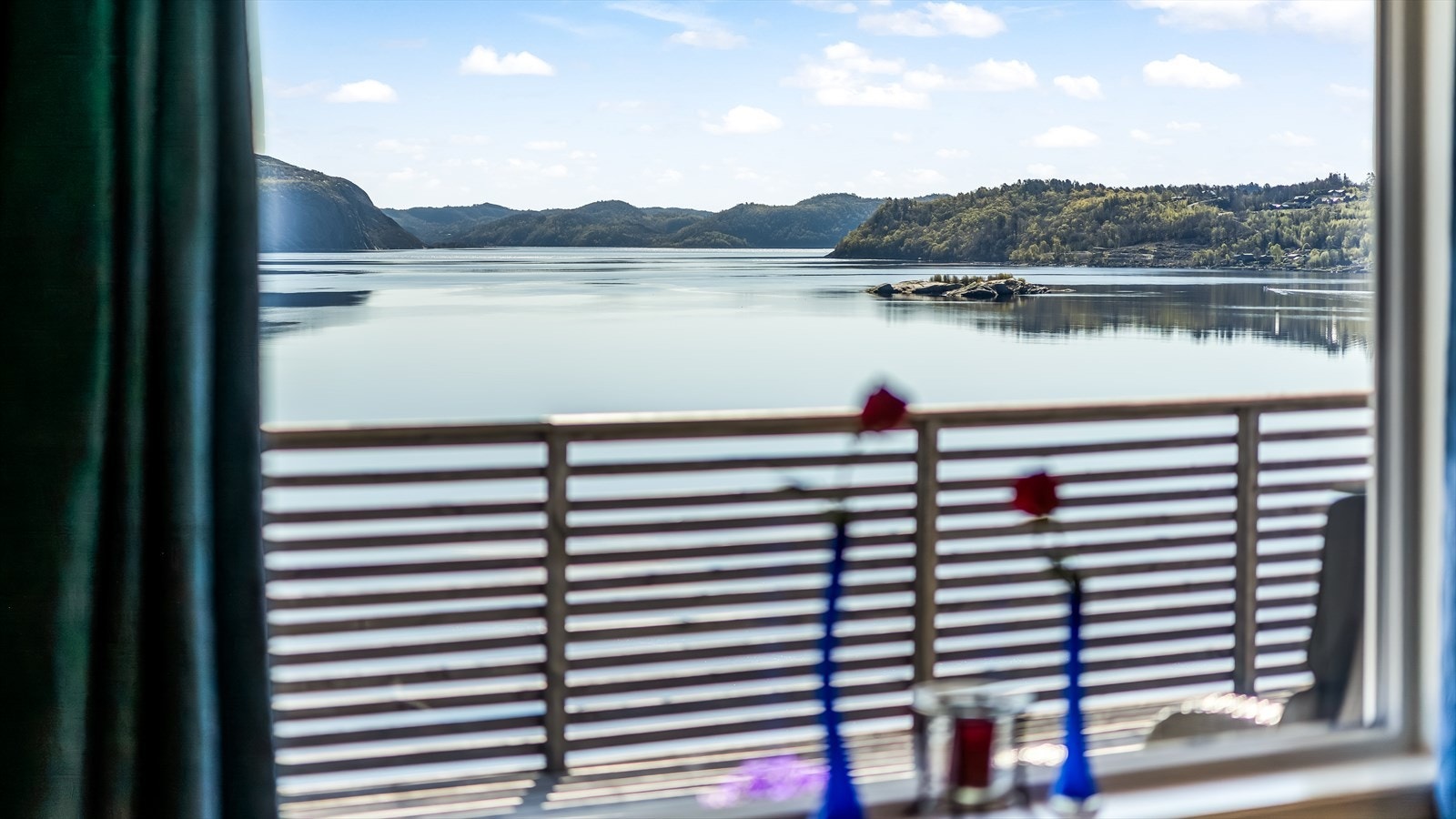 Utsikten kan nytes fra de fleste rom i hytta. Galleribilde