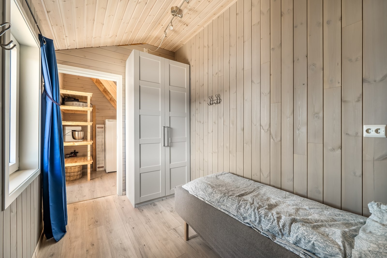 Rommet har plass til seng og oppbevaring. Galleribilde